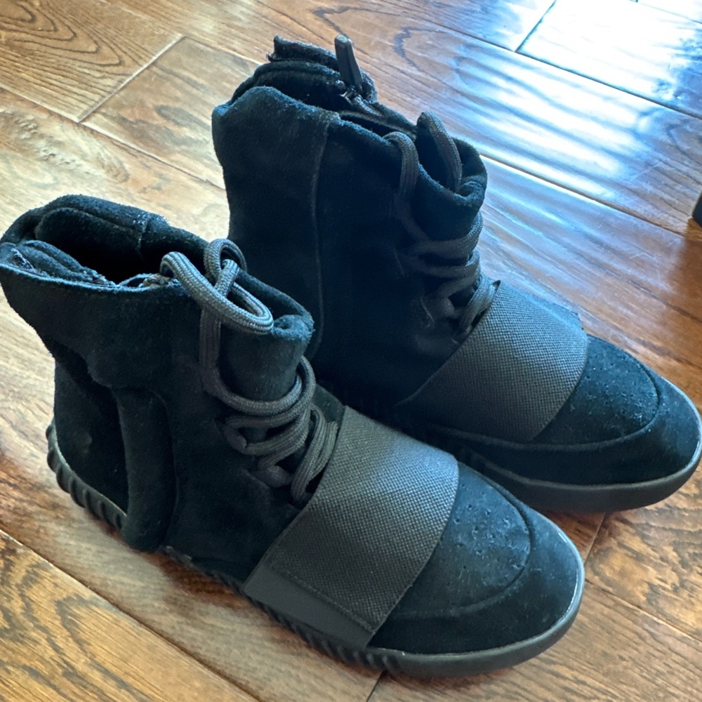 Adidas Yeezy Boost 750 'Triple Black' 2015
Size 6 men’s